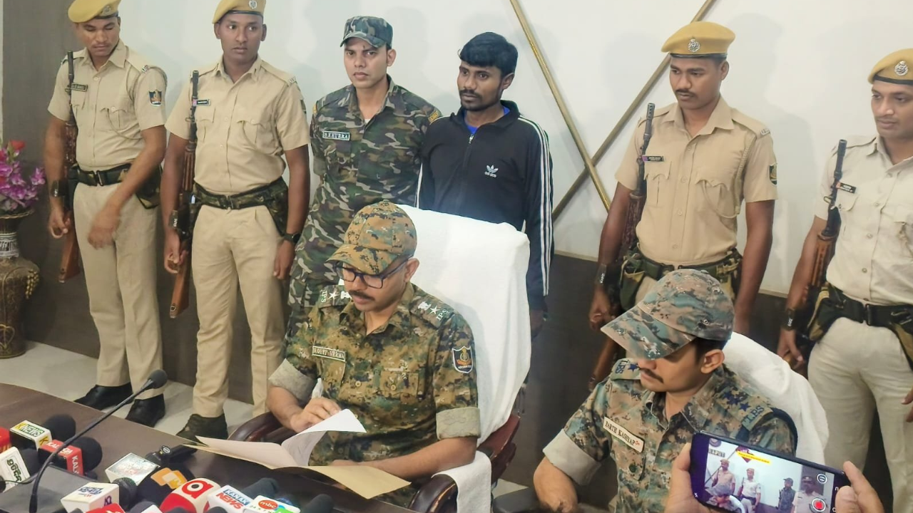 Maoist Leader Hidma Arrest: మావోయిస్టు కీలక నేత హిడ్మా అరెస్టు Maoist Leader Hidma Arrest: మావోయిస్టు కీలక నేత హిడ్మా అరెస్టు