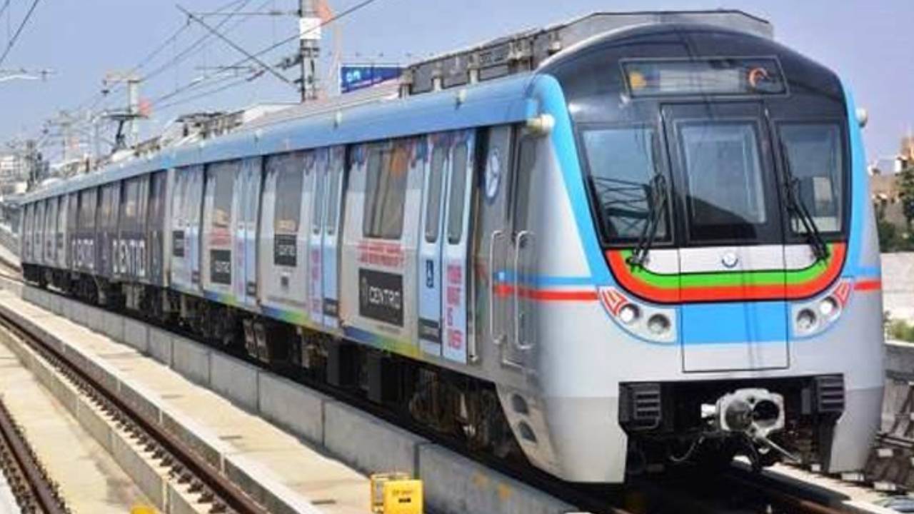 హైదరాబాద్ మెట్రో టికెట్ రేట్లు తగ్గాయ్.. కొత్త ఛార్జీలు ఇవే..! హైదరాబాద్ మెట్రో టికెట్ రేట్లు తగ్గాయ్.. కొత్త ఛార్జీలు ఇవే..!
