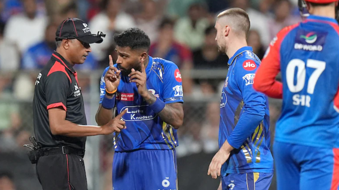 MI vs DC : ఢిల్లీతో మ్యాచ్లో ఓ నిబంధనను అతిక్రమించిన ముంబై.. ఫీల్డ్ అంపైర్ గమనించి ఏం చేశాడంటే..? MI vs DC : ఢిల్లీతో మ్యాచ్లో ఓ నిబంధనను అతిక్రమించిన ముంబై.. ఫీల్డ్ అంపైర్ గమనించి ఏం చేశాడంటే..?