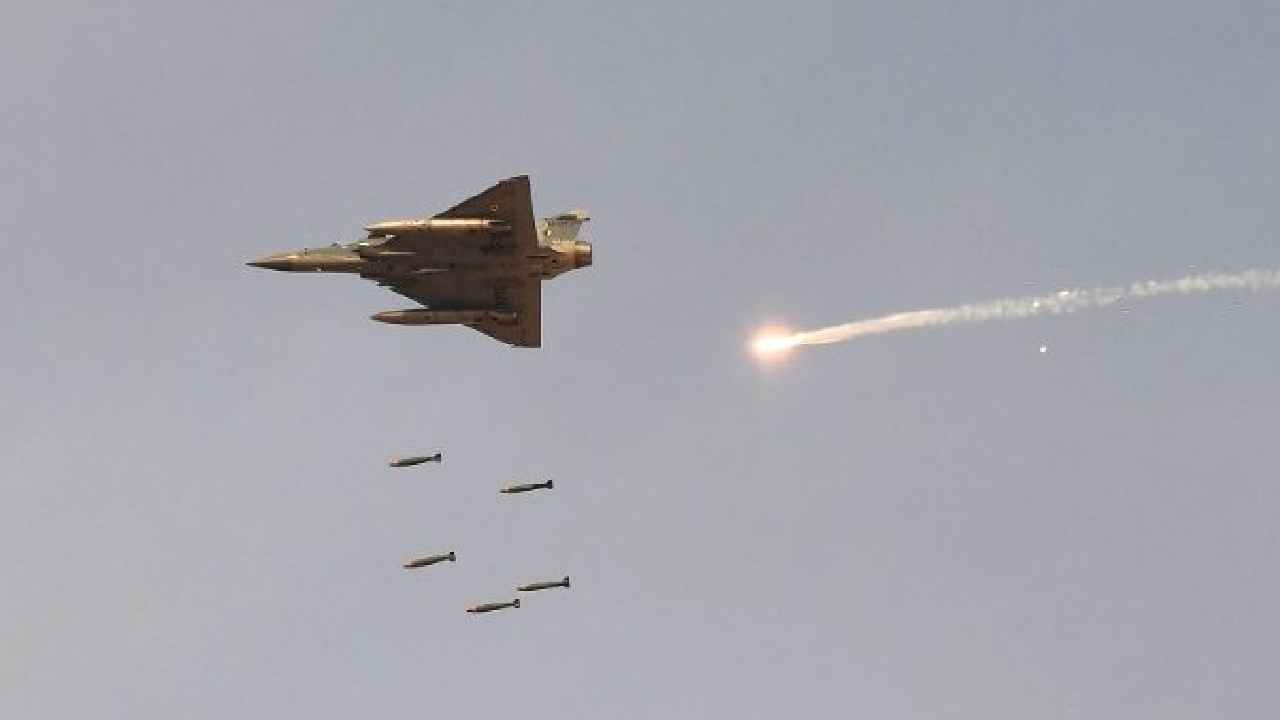 India Pakistan Tensions: మళ్లీ రెచ్చిపోయిన పాకిస్తాన్.. వరుసగా రెండోరోజు దాడికి యత్నం, డ్రోన్లను కూల్చేసిన భారత ఆర్మీ India Pakistan Tensions: మళ్లీ రెచ్చిపోయిన పాకిస్తాన్.. వరుసగా రెండోరోజు దాడికి యత్నం, డ్రోన్లను కూల్చేసిన భారత ఆర్మీ