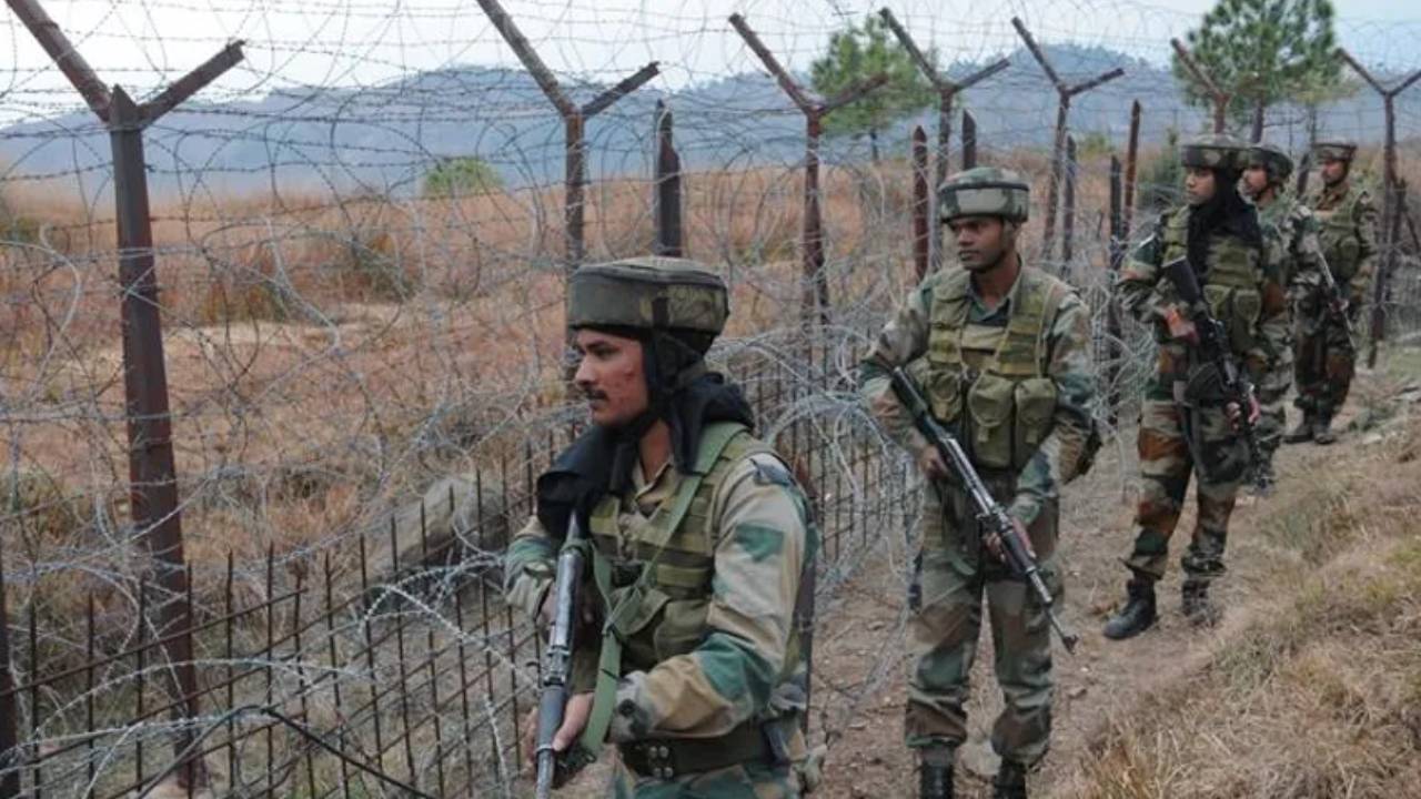 Pahalgam attack: బార్డర్లో హద్దు మీరొద్దు.. హాట్లైన్ సంభాషణలో పాక్కు భారత డీజీఎంవో వార్నింగ్.. Pahalgam attack: బార్డర్లో హద్దు మీరొద్దు.. హాట్లైన్ సంభాషణలో పాక్కు భారత డీజీఎంవో వార్నింగ్..