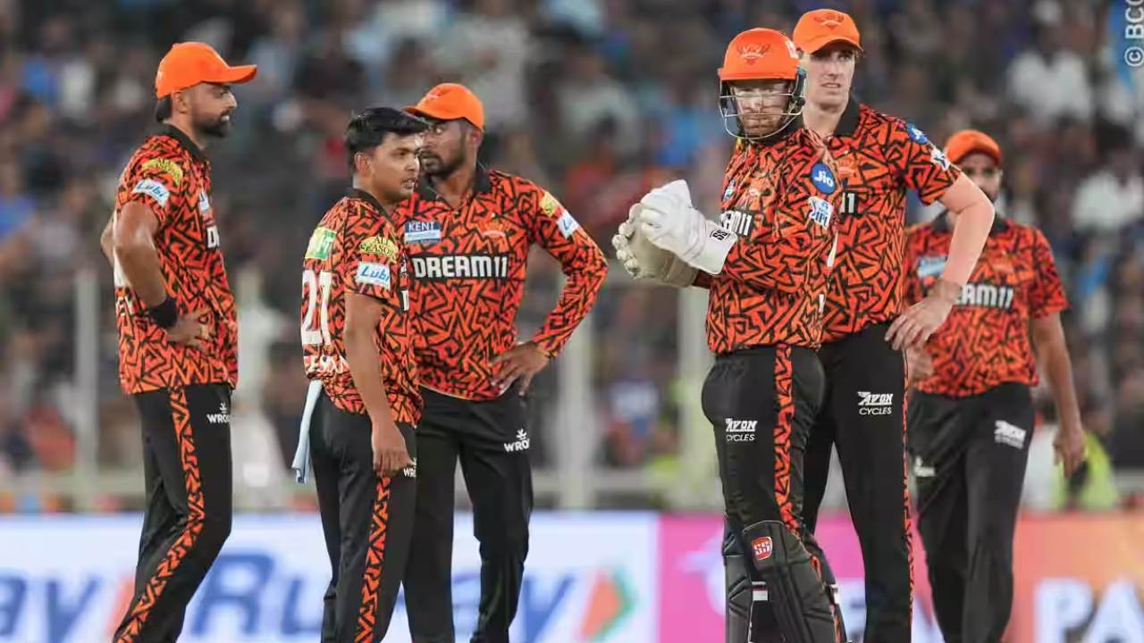 SRH playoffs scenario : లక్కంటే ఇదే.. గుజరాత్ చేతిలో ఓడినా సన్ రైజర్స్ ప్లే ఆఫ్స్ కి వెళ్లే చాన్స్.. ఇదిగో లెక్క.. SRH playoffs scenario : లక్కంటే ఇదే.. గుజరాత్ చేతిలో ఓడినా సన్ రైజర్స్ ప్లే ఆఫ్స్ కి వెళ్లే చాన్స్.. ఇదిగో లెక్క..