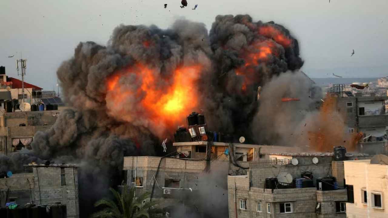 Israeli Airstrikes: బాంబుల వర్షం, 100 మంది మృతి.. గాజాపై కొనసాగుతున్న ఇజ్రాయెల్ దాడులు.. Israeli Airstrikes: బాంబుల వర్షం, 100 మంది మృతి.. గాజాపై కొనసాగుతున్న ఇజ్రాయెల్ దాడులు..