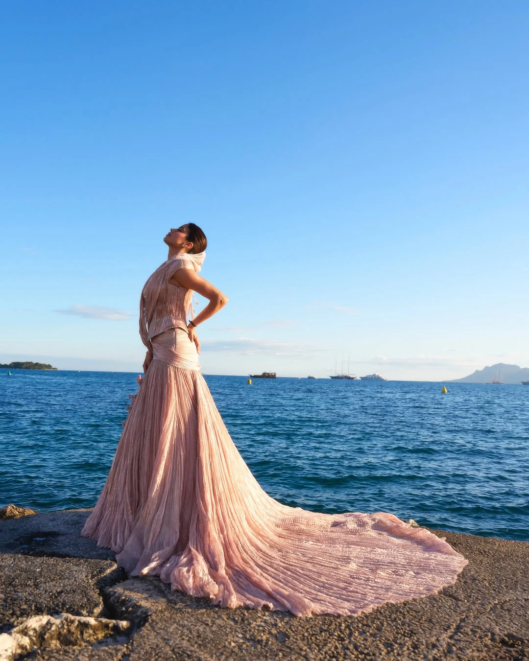 Janhvi Kapoor Stunning Looks in Cannes Film Festival