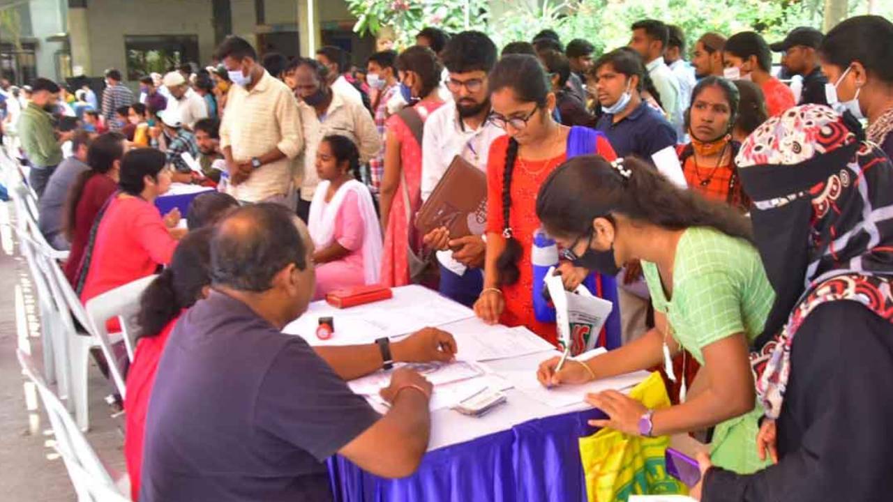 నిరుద్యోగ యువతకు శుభవార్త.. 100 ప్రైవేట్ సంస్థల్లో 3వేల ఉద్యోగాలు.. ఎంపికలకోసం జాబ్మేళా నిరుద్యోగ యువతకు శుభవార్త.. 100 ప్రైవేట్ సంస్థల్లో 3వేల ఉద్యోగాలు.. ఎంపికలకోసం జాబ్మేళా