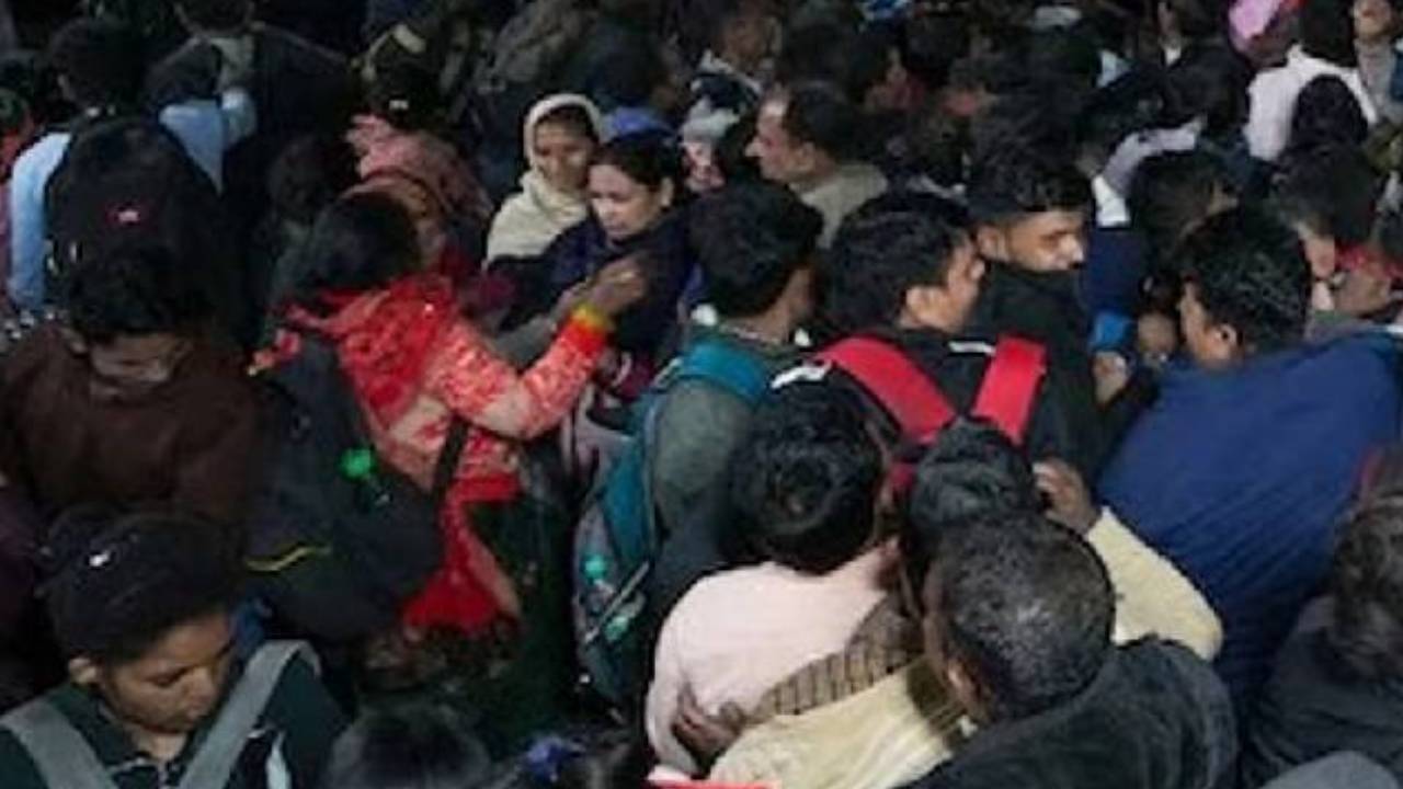 Stampede in Temple: ఆలయంలో అపశ్రుతి.. తొక్కిసలాట ఘటనలో ఆరుగురు మృతి.. 30మందికిపైగా గాయాలు Stampede in Temple: ఆలయంలో అపశ్రుతి.. తొక్కిసలాట ఘటనలో ఆరుగురు మృతి.. 30మందికిపైగా గాయాలు