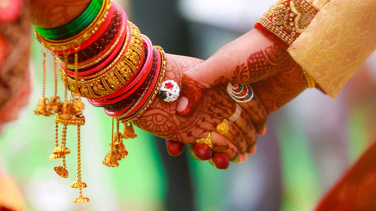Cheating: డబ్బున్న వృద్ధులే టార్గెట్.. పెళ్లి పేరుతో ఘరానా మోసం.. మహా నగరంలో మాయలేడీలు.. Cheating: డబ్బున్న వృద్ధులే టార్గెట్.. పెళ్లి పేరుతో ఘరానా మోసం.. మహా నగరంలో మాయలేడీలు..