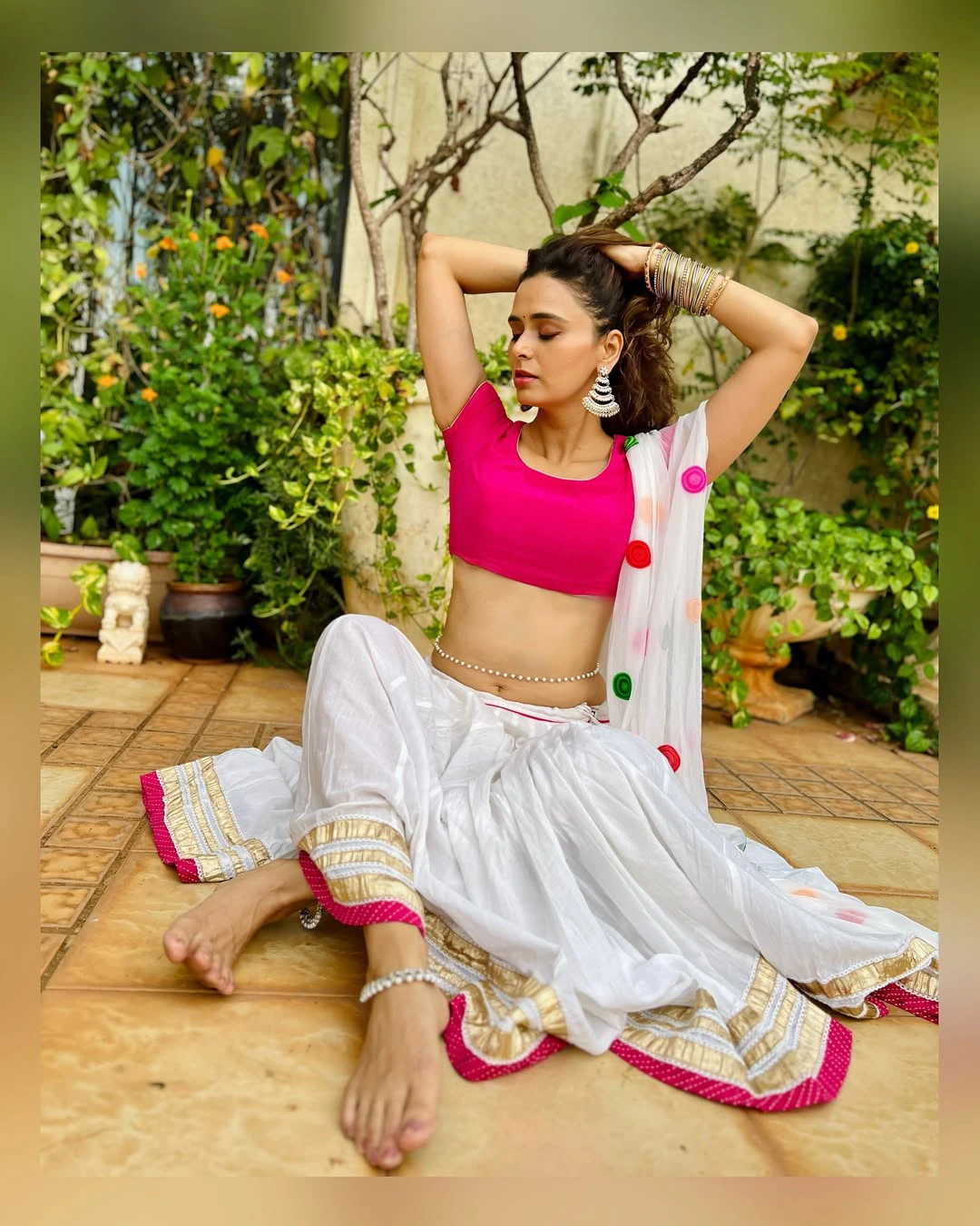 Meenakshi Dixit Shows her Beauty