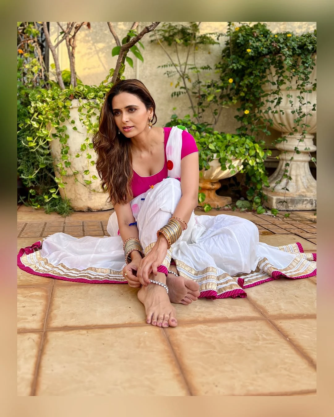 Meenakshi Dixit Shows her Beauty