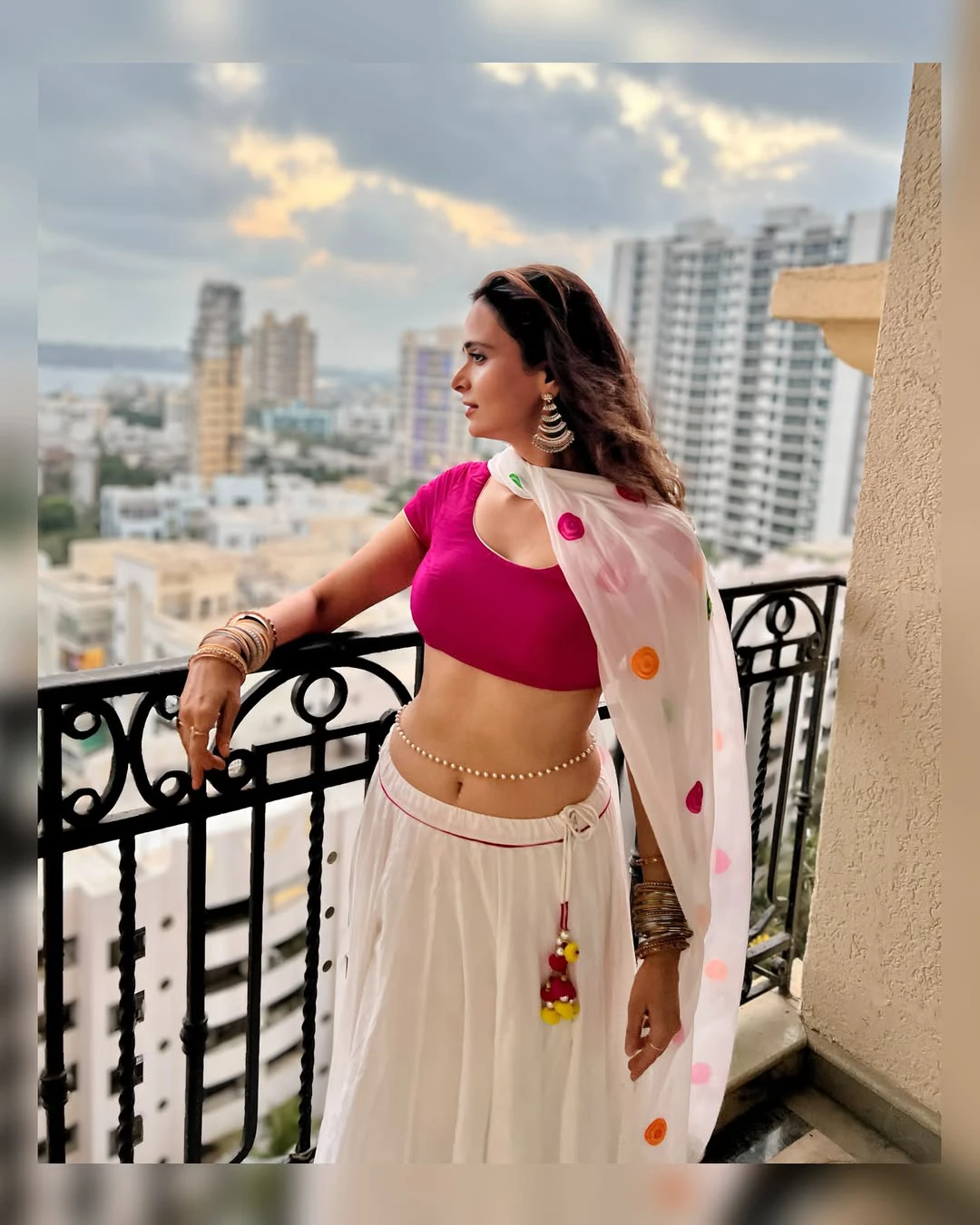 Meenakshi Dixit Shows her Beauty