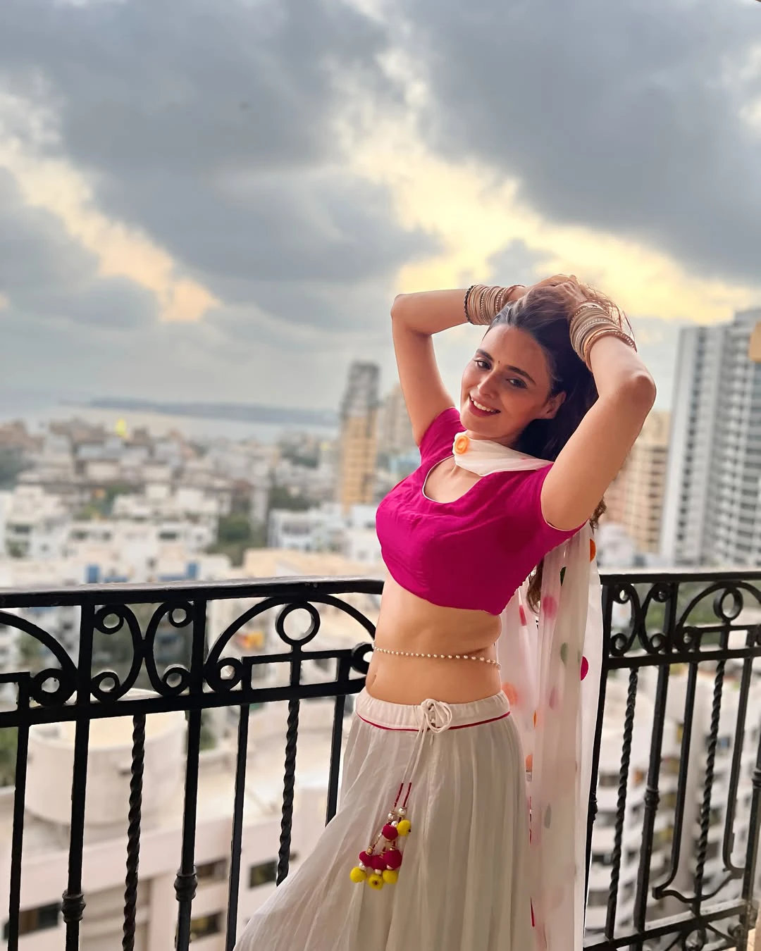 Meenakshi Dixit Shows her Beauty