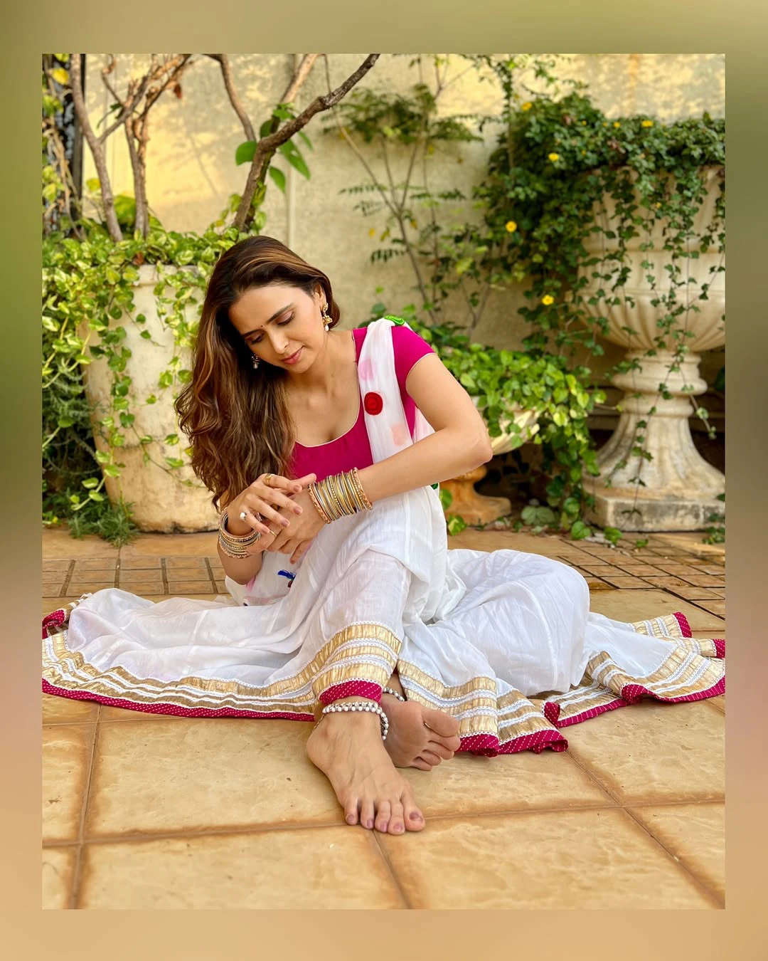 Meenakshi Dixit Shows her Beauty