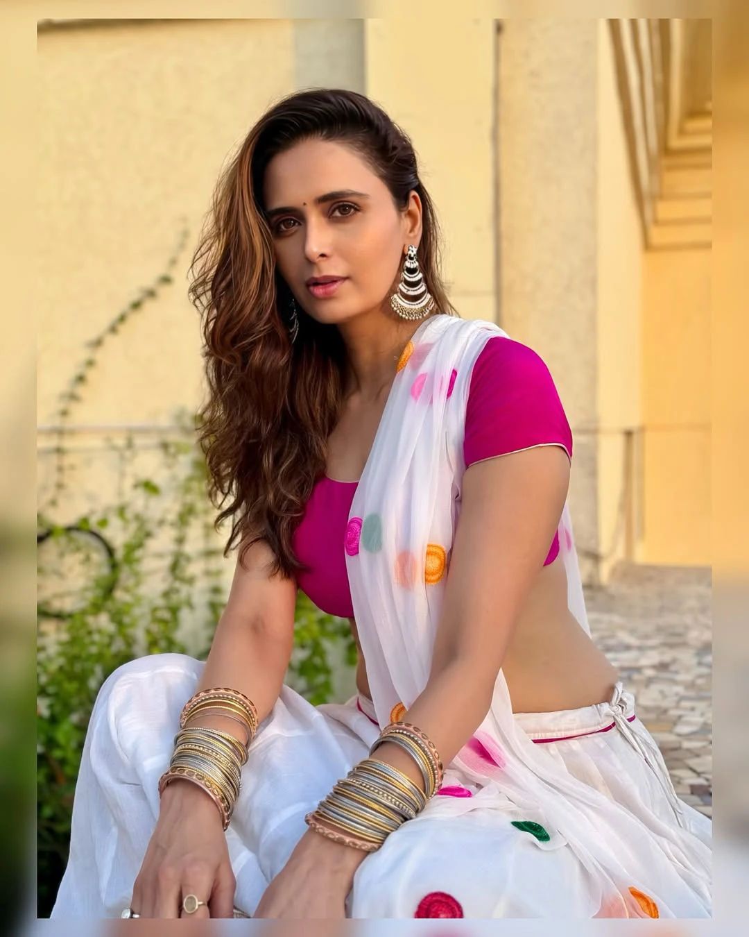 Meenakshi Dixit Shows her Beauty