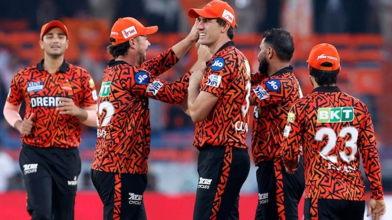 SRH : సన్రైజర్స్ కొంపముంచుతున్న ఆ ఇద్దరు.. ఒకరు బ్యాటింగ్లో, మరొకరు బౌలింగ్లో.. ఒక్కొక్కరికి 10 కోట్లు పైనే.. SRH : సన్రైజర్స్ కొంపముంచుతున్న ఆ ఇద్దరు.. ఒకరు బ్యాటింగ్లో, మరొకరు బౌలింగ్లో.. ఒక్కొక్కరికి 10 కోట్లు పైనే..