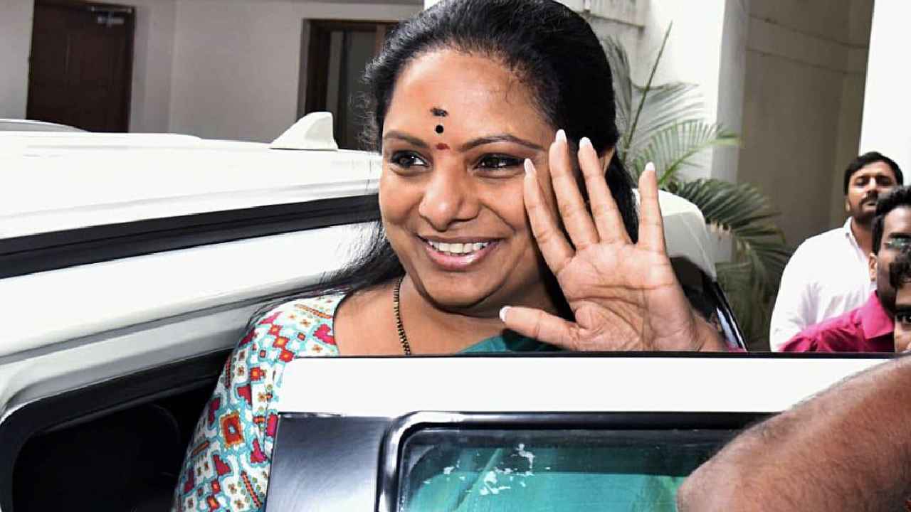 Mlc Kavitha: హైదరాబాద్కు కవిత.. శంషాబాద్ ఎయిర్ పోర్టులో భారీగా అభిమానులు, జై కవితక్క అంటూ నినాదాలు.. Mlc Kavitha: హైదరాబాద్కు కవిత.. శంషాబాద్ ఎయిర్ పోర్టులో భారీగా అభిమానులు, జై కవితక్క అంటూ నినాదాలు..