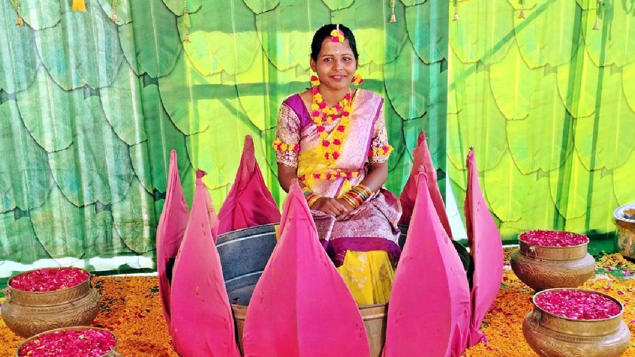 పెళ్లి పెద్దగా మారి అనాథ యువతికి వివాహం జరిపించిన పెద్దపల్లి జిల్లా కలెక్టర్ కోయ శ్రీహర్ష పెళ్లి పెద్దగా మారి అనాథ యువతికి వివాహం జరిపించిన పెద్దపల్లి జిల్లా కలెక్టర్ కోయ శ్రీహర్ష