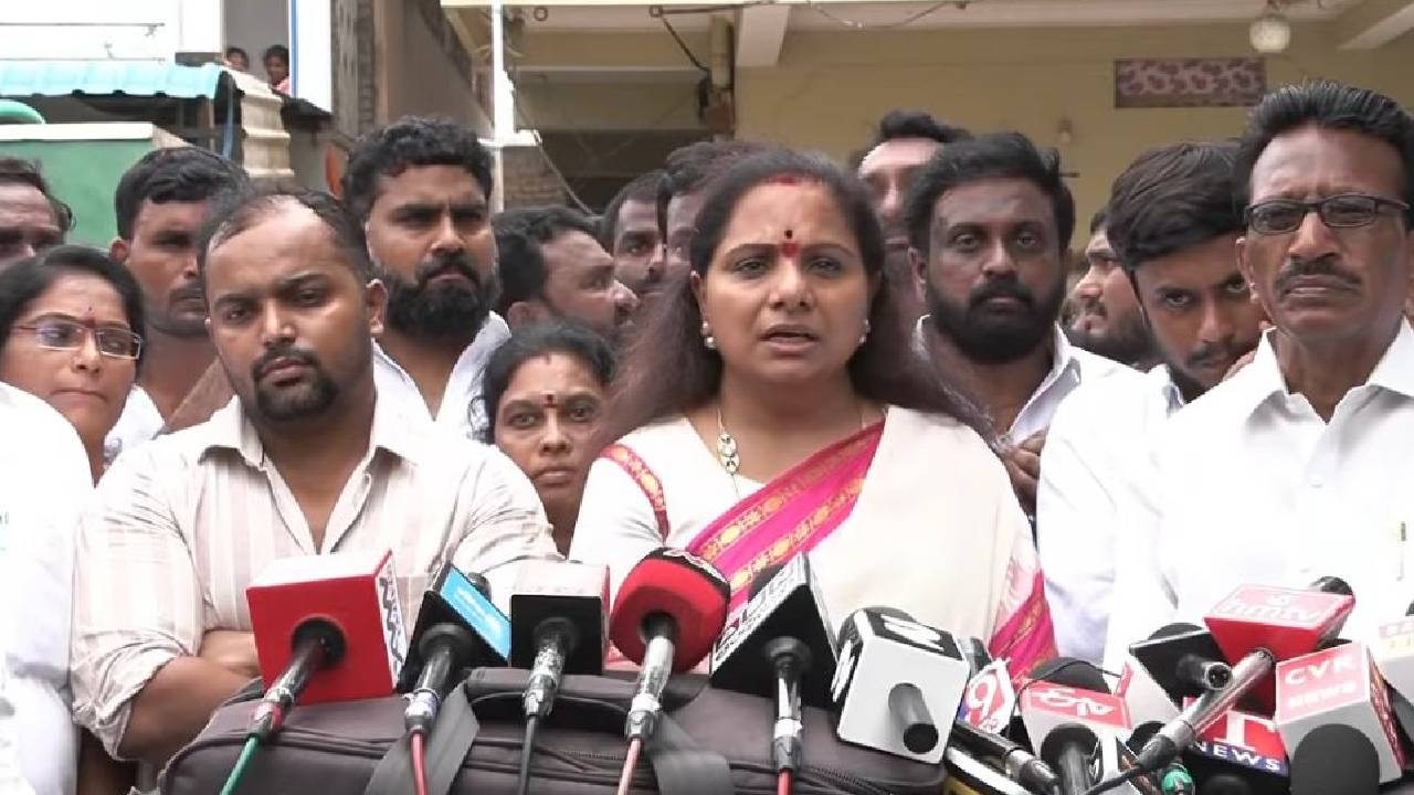 బీఆర్ఎస్ నుంచి తనను బహిష్కరిస్తారన్న ప్రచారంపై కవిత స్పందన.. కేటీఆర్కు కౌంటర్.. సంచలన కామెంట్స్ బీఆర్ఎస్ నుంచి తనను బహిష్కరిస్తారన్న ప్రచారంపై కవిత స్పందన.. కేటీఆర్కు కౌంటర్.. సంచలన కామెంట్స్