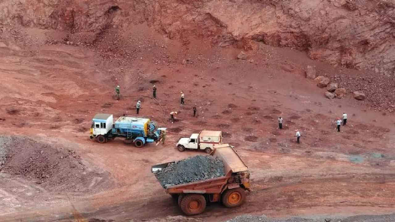 Obulapuram Illegal Mining Case: ఓబుళాపురం అక్రమ మైనింగ్ కేసు.. వారికి ఏడేళ్లు జైలు శిక్ష, భోరున విలపించిన బీవీ శ్రీనివాస్.. Obulapuram Illegal Mining Case: ఓబుళాపురం అక్రమ మైనింగ్ కేసు.. వారికి ఏడేళ్లు జైలు శిక్ష, భోరున విలపించిన బీవీ శ్రీనివాస్..