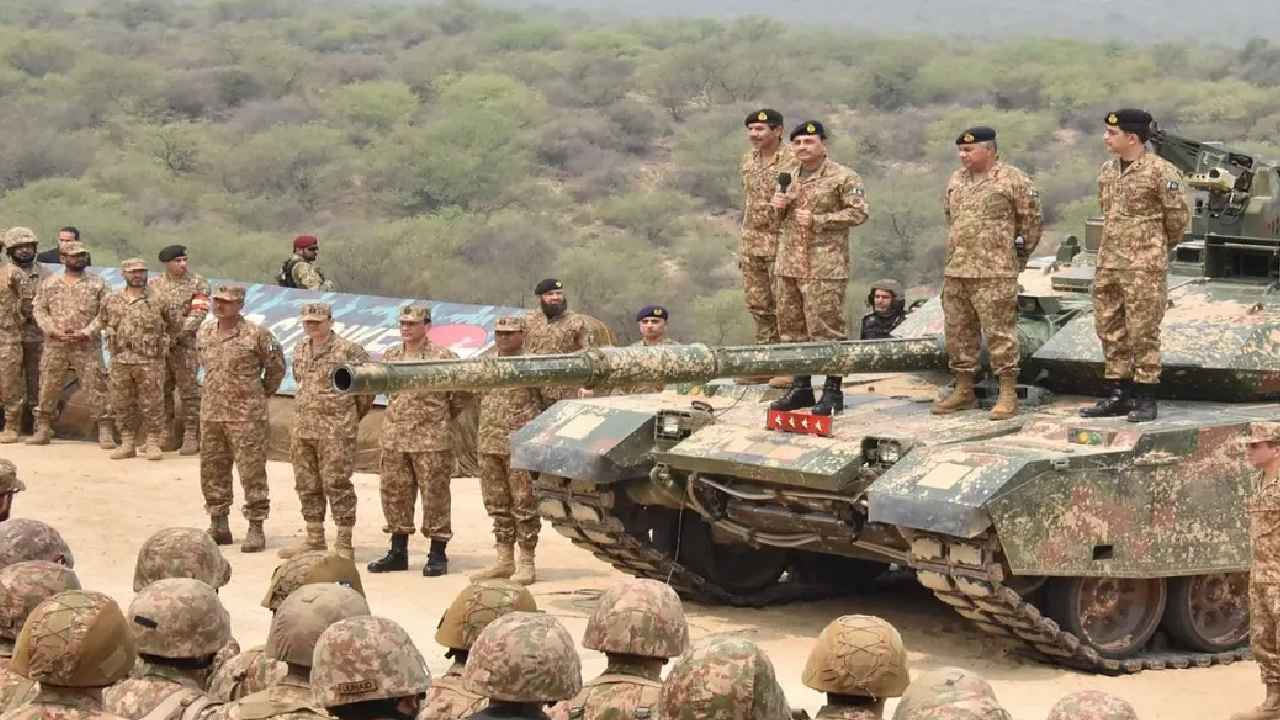 పాకిస్తాన్ ప్రేలాపనలు సరే.. భారత్ తో యుద్ధం వస్తే జస్ట్ నాలుగు రోజుల్లో వారి మందుగుండు మటాష్.. ఆ తర్వాత ఏంటి? పాకిస్తాన్ ప్రేలాపనలు సరే.. భారత్ తో యుద్ధం వస్తే జస్ట్ నాలుగు రోజుల్లో వారి మందుగుండు మటాష్.. ఆ తర్వాత ఏంటి?