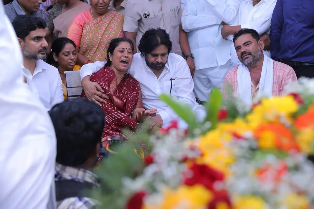 Pawan kalyan and Nara lokesh attends to Jawan Murali Naik Funeral