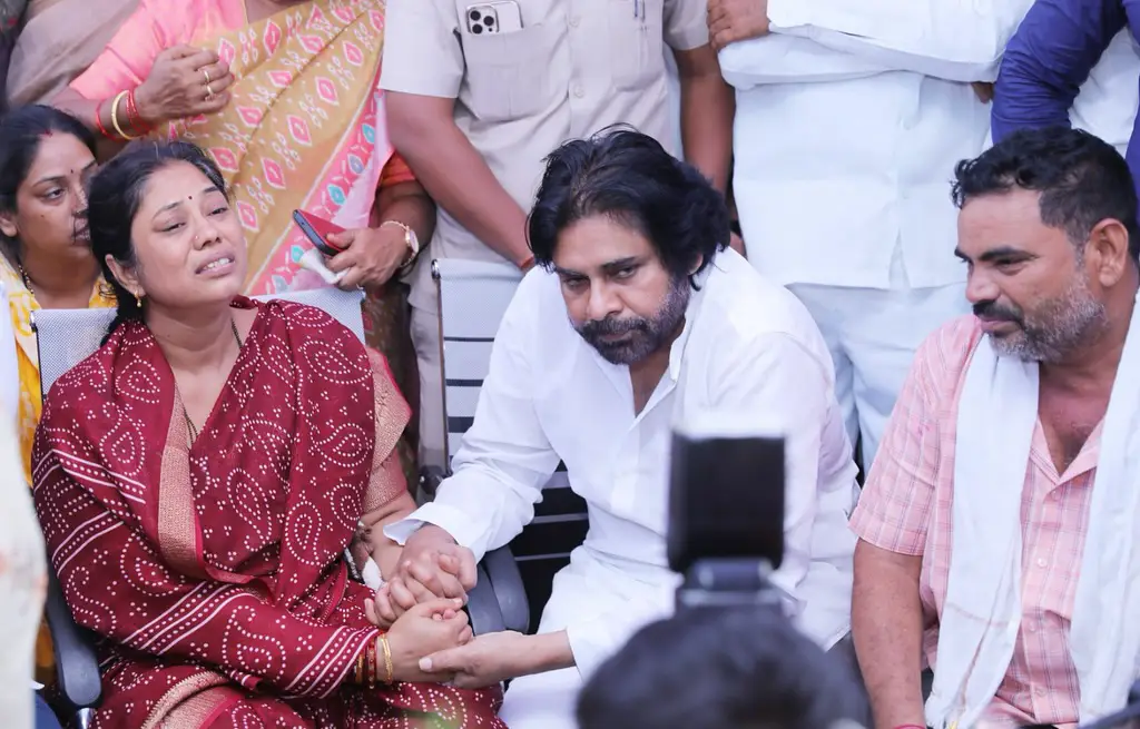 Pawan kalyan and Nara lokesh attends to Jawan Murali Naik Funeral