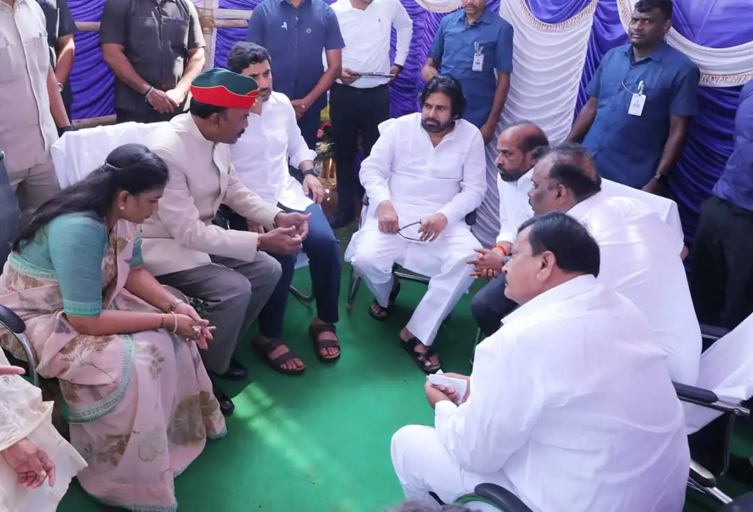 Pawan kalyan and Nara lokesh attends to Jawan Murali Naik Funeral