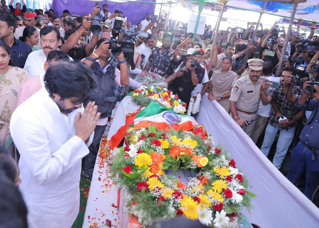 Pawan kalyan and Nara lokesh attends to Jawan Murali Naik Funeral
