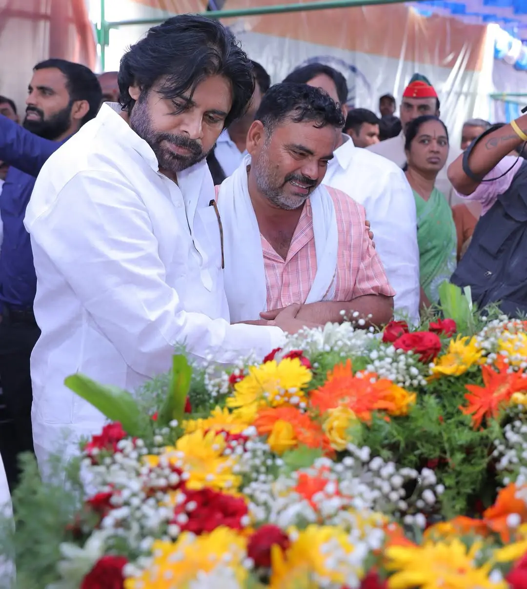 Pawan kalyan and Nara lokesh attends to Jawan Murali Naik Funeral