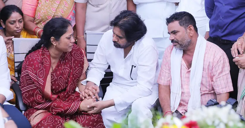 Pawan kalyan and Nara lokesh attends to Jawan Murali Naik Funeral