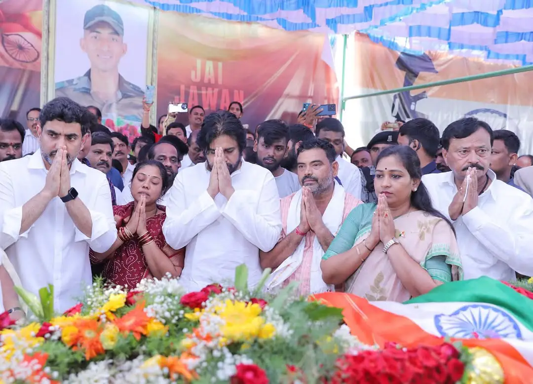 Pawan kalyan and Nara lokesh attends to Jawan Murali Naik Funeral