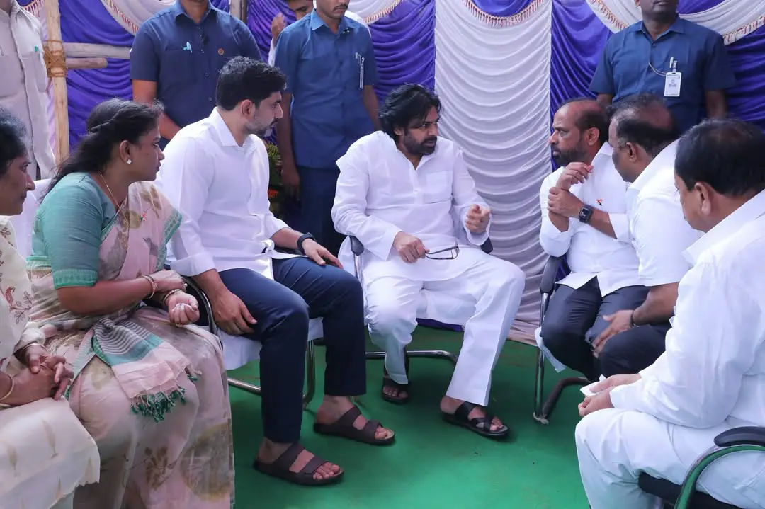 Pawan kalyan and Nara lokesh attends to Jawan Murali Naik Funeral