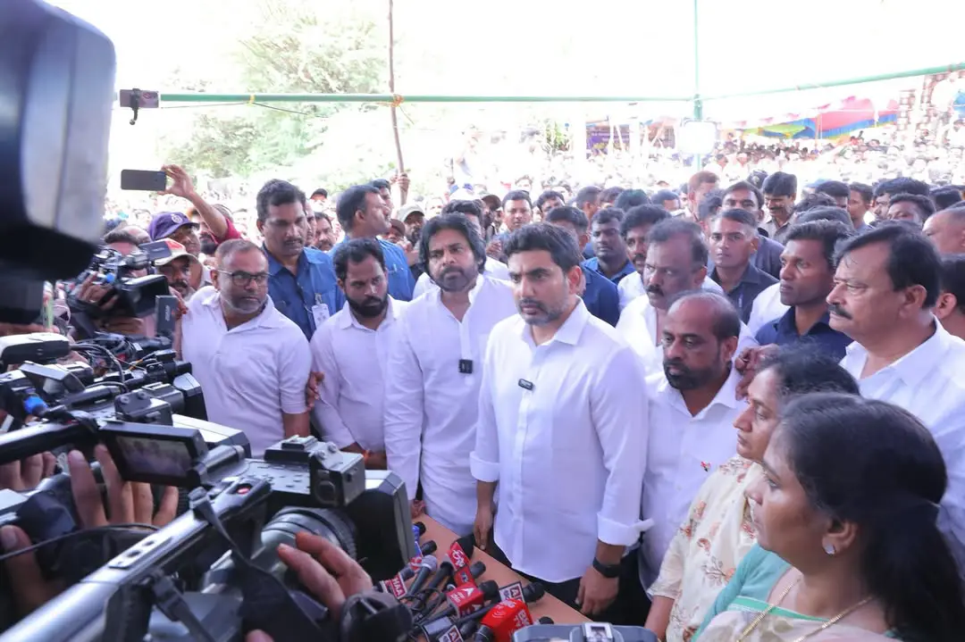 Pawan kalyan and Nara lokesh attends to Jawan Murali Naik Funeral