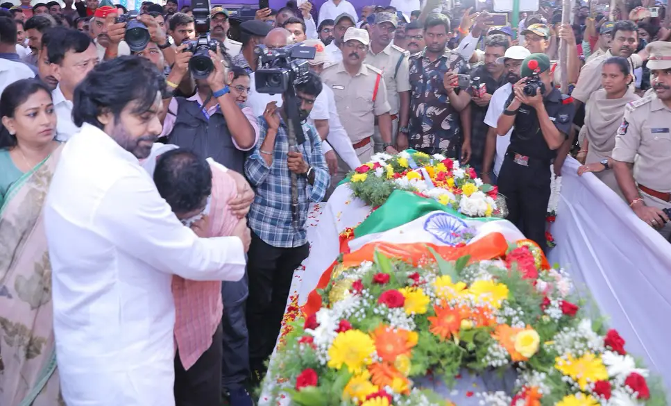 Pawan kalyan and Nara lokesh attends to Jawan Murali Naik Funeral