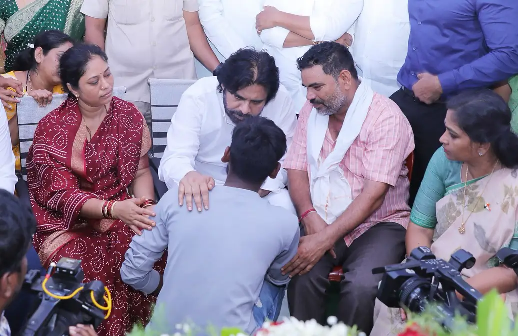 Pawan kalyan and Nara lokesh attends to Jawan Murali Naik Funeral
