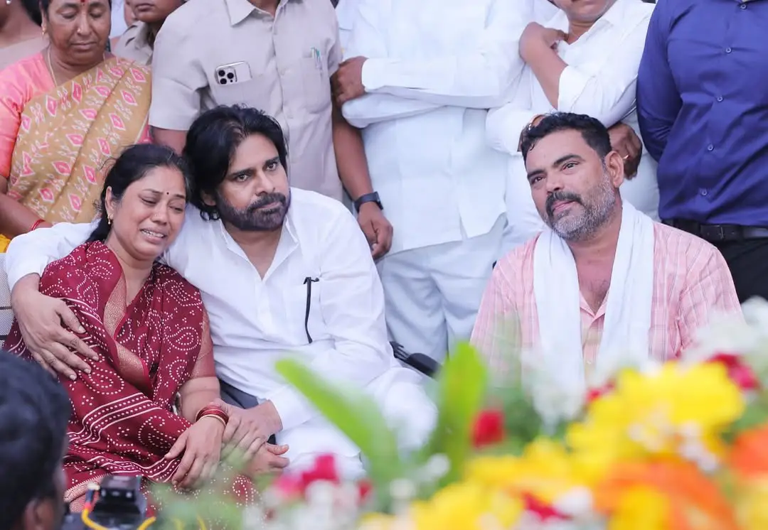 Pawan kalyan and Nara lokesh attends to Jawan Murali Naik Funeral