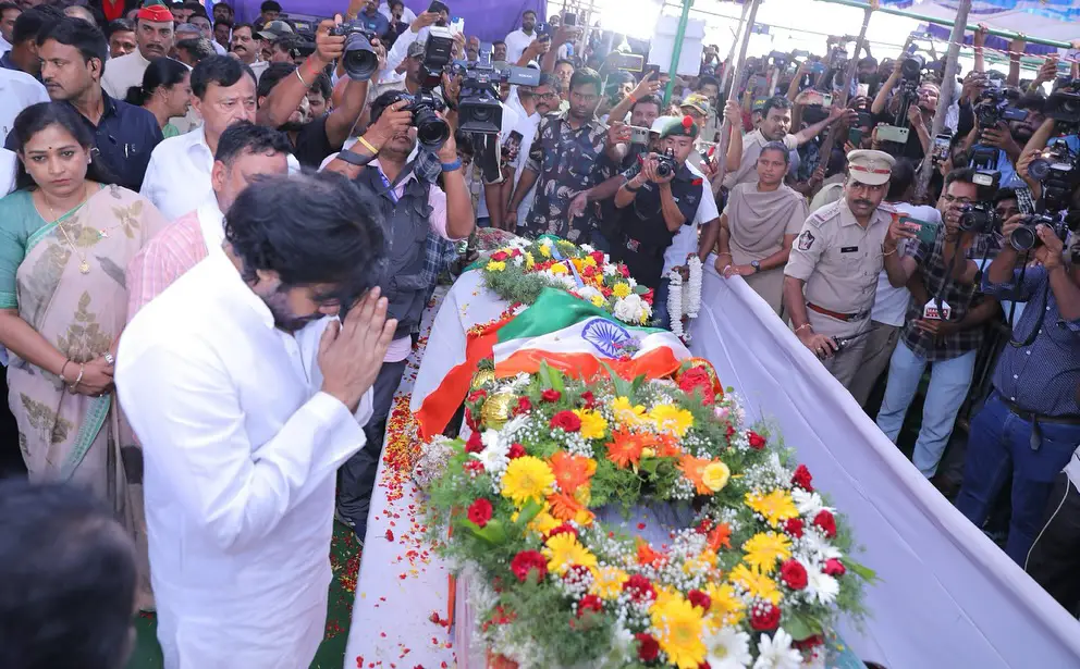 Pawan kalyan and Nara lokesh attends to Jawan Murali Naik Funeral