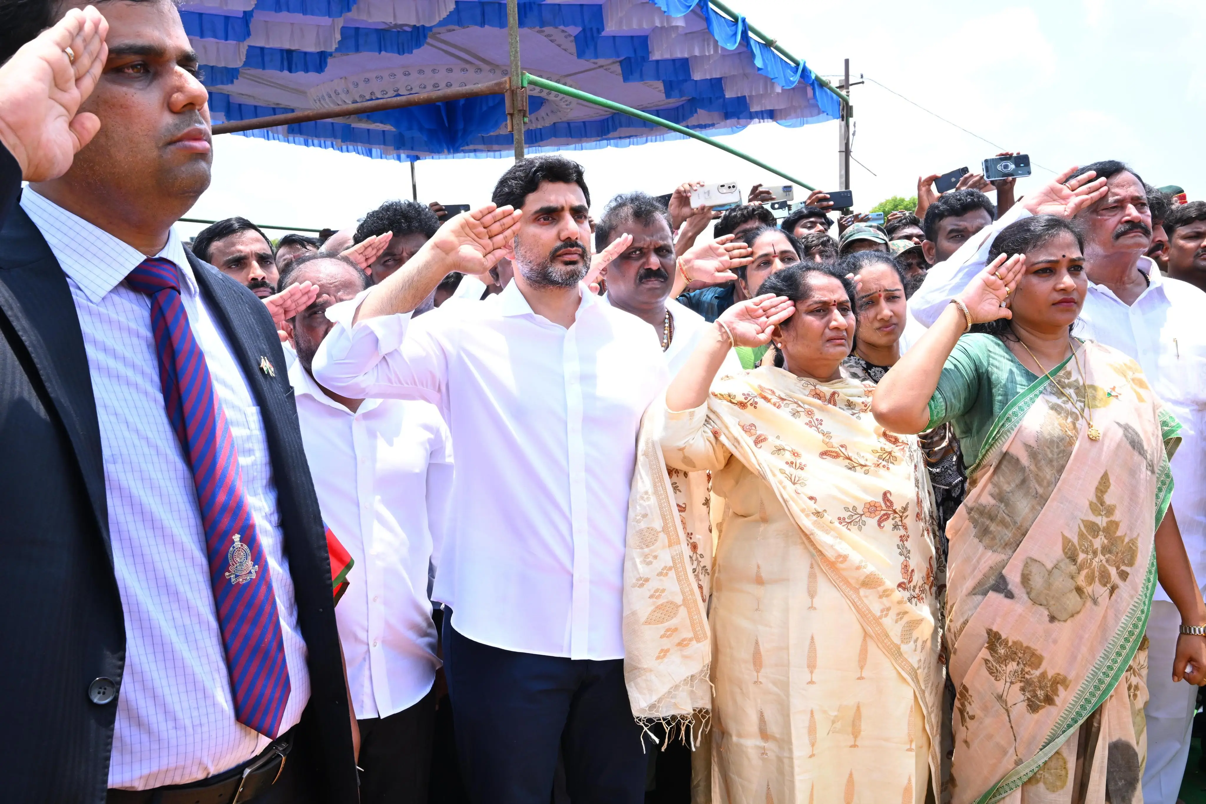 Pawan kalyan and Nara lokesh attends to Jawan Murali Naik Funeral
