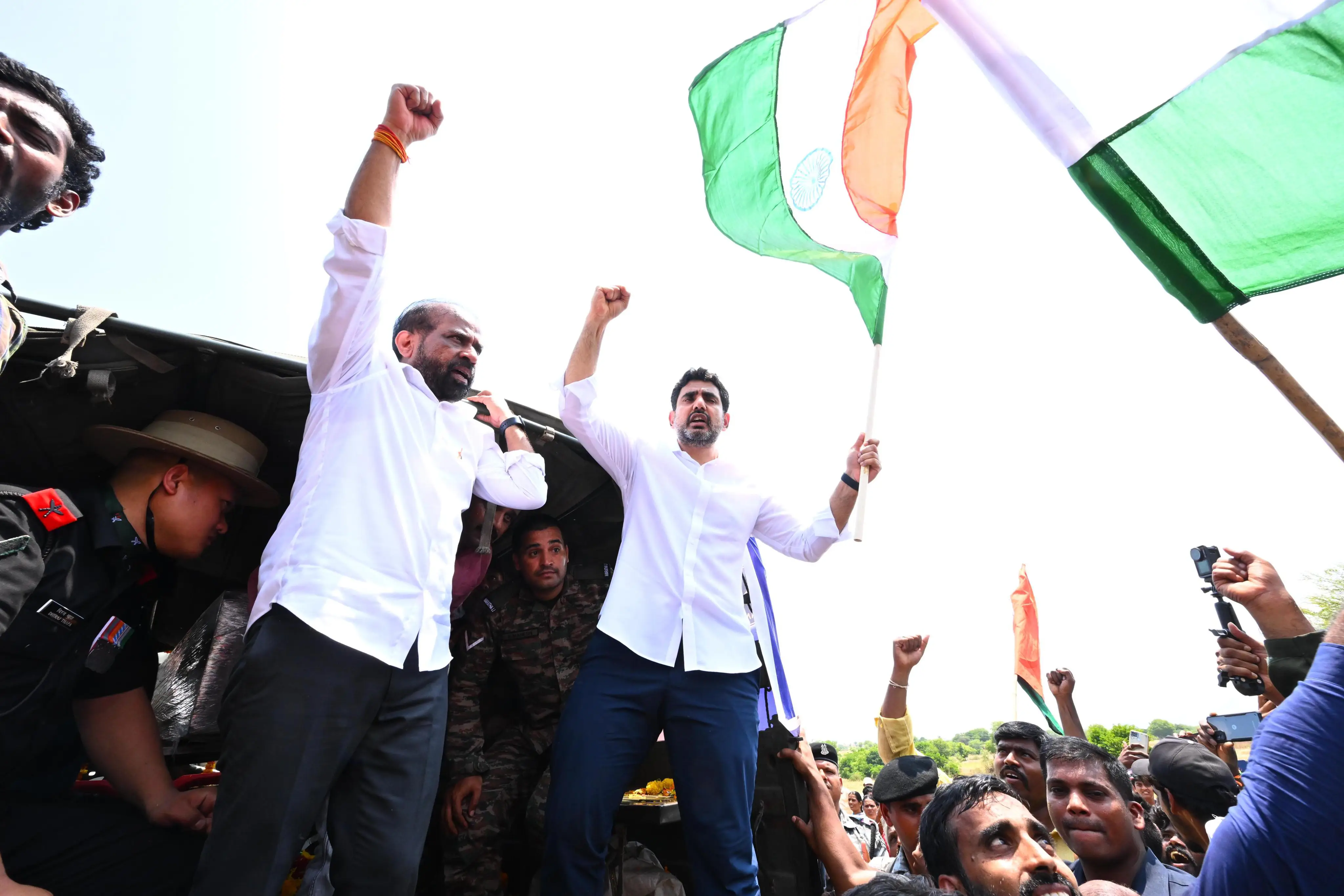 Pawan kalyan and Nara lokesh attends to Jawan Murali Naik Funeral