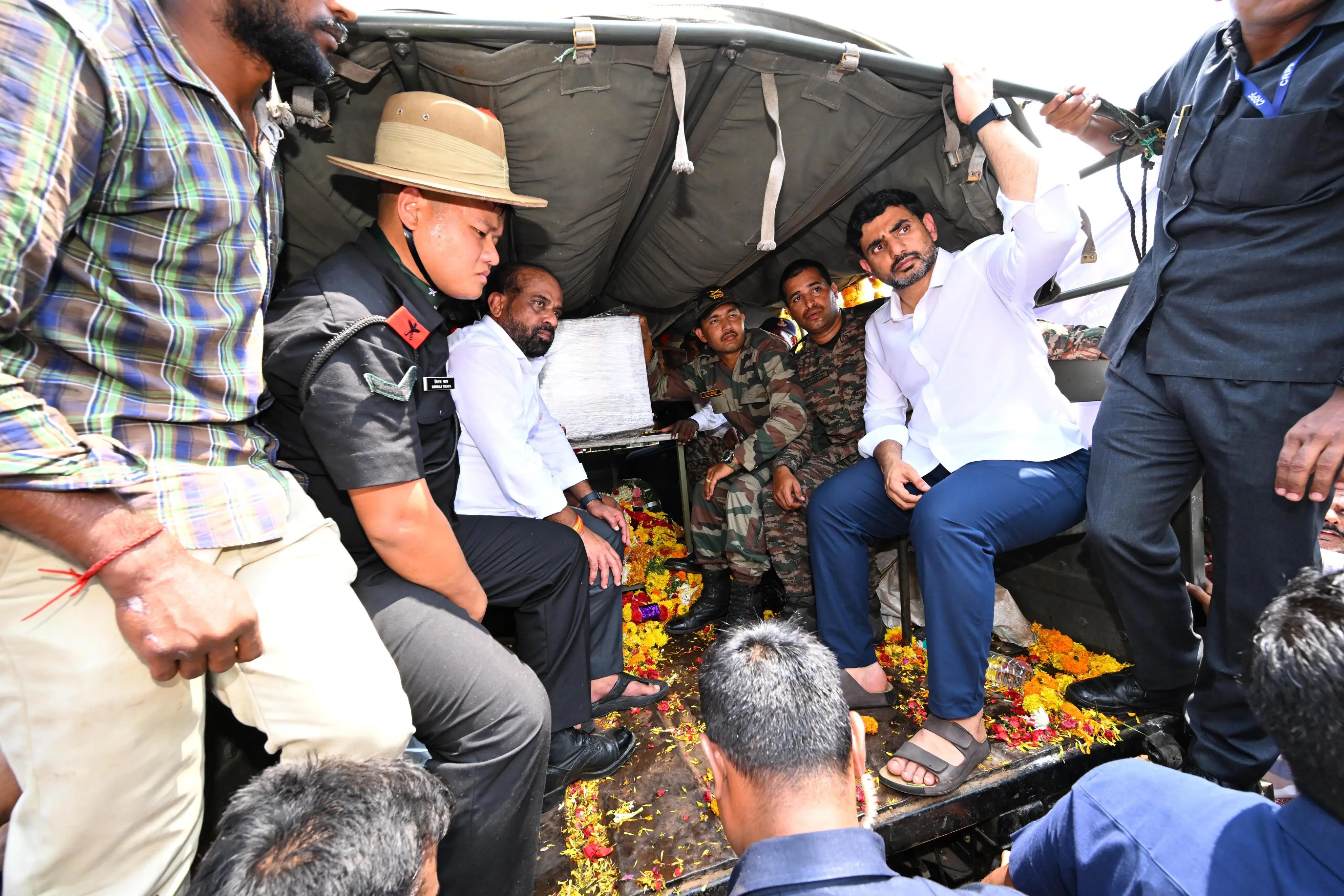 Pawan kalyan and Nara lokesh attends to Jawan Murali Naik Funeral