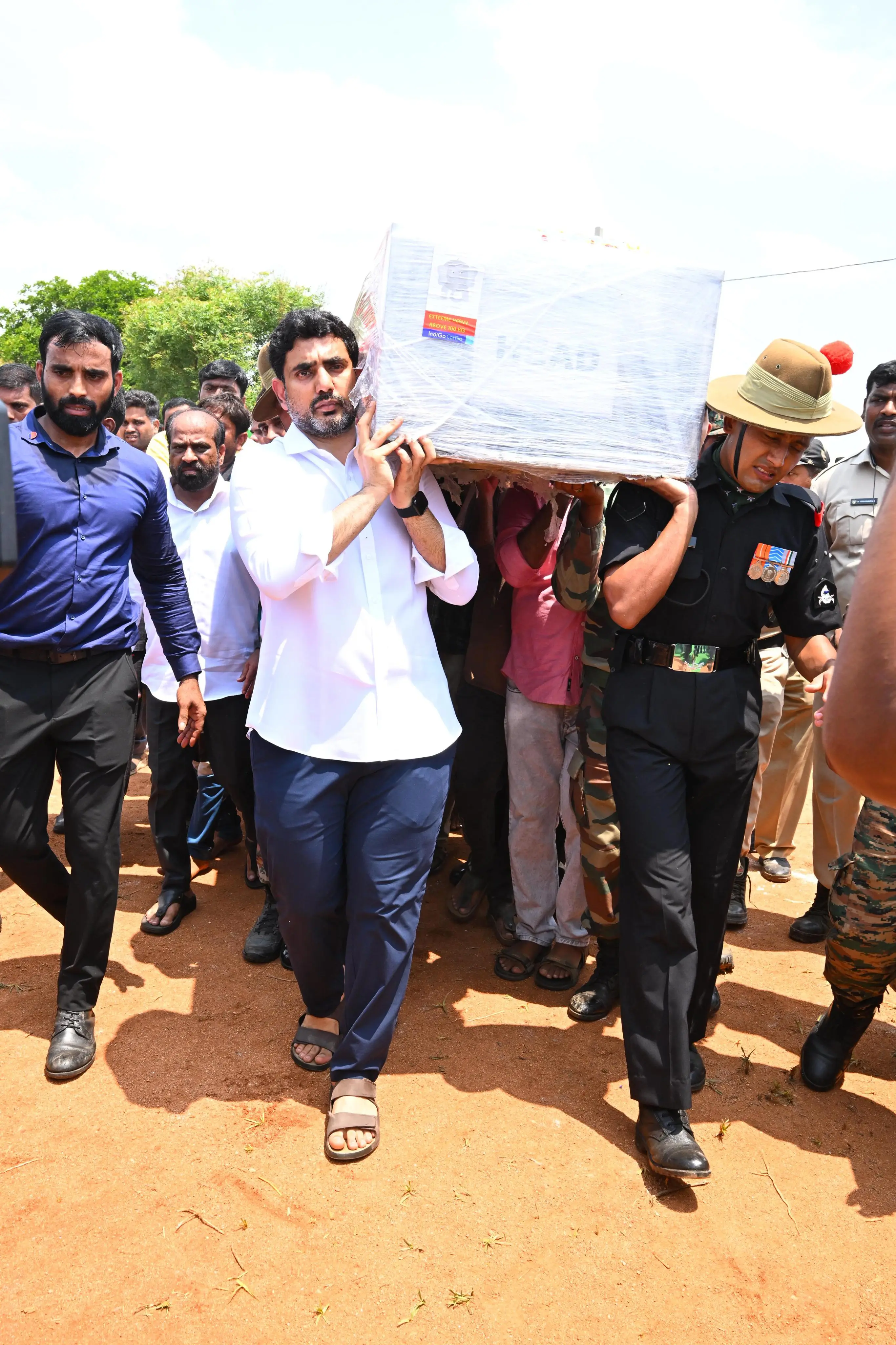 Pawan kalyan and Nara lokesh attends to Jawan Murali Naik Funeral