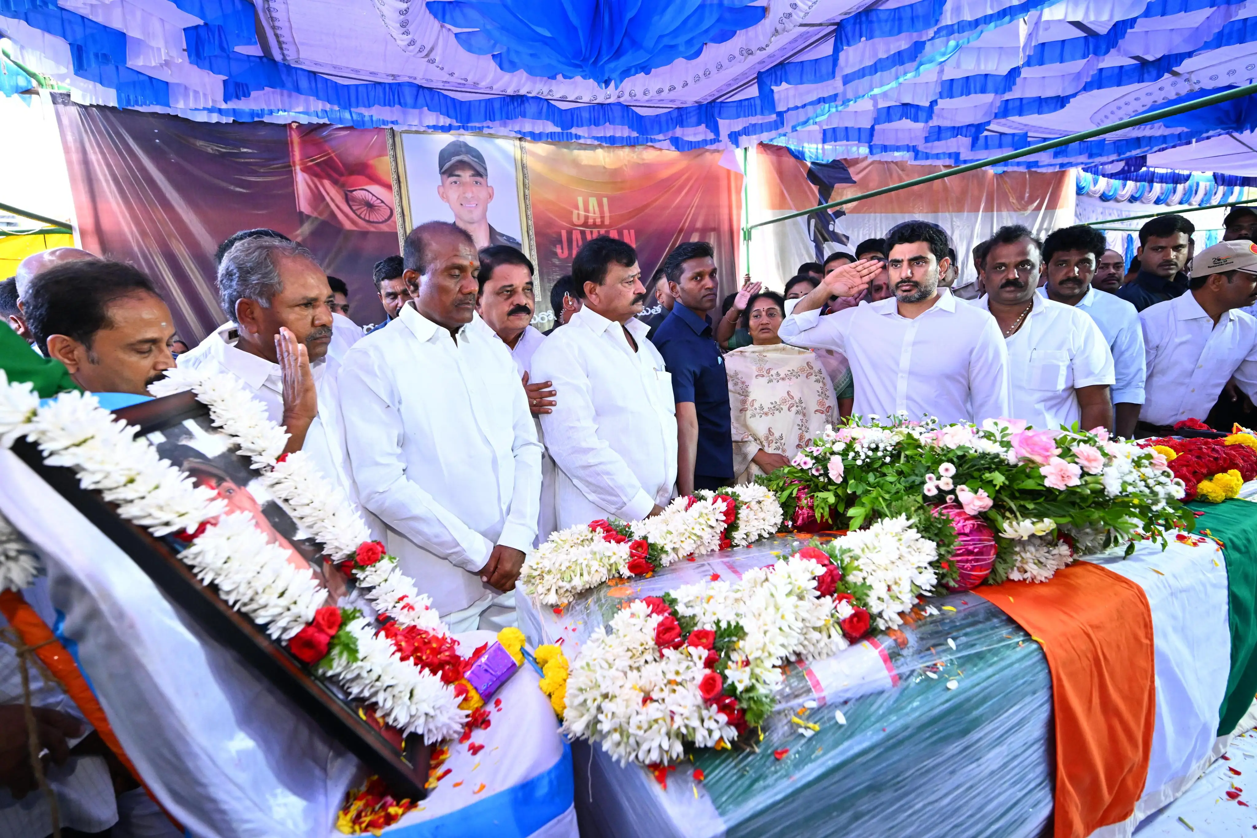 Pawan kalyan and Nara lokesh attends to Jawan Murali Naik Funeral