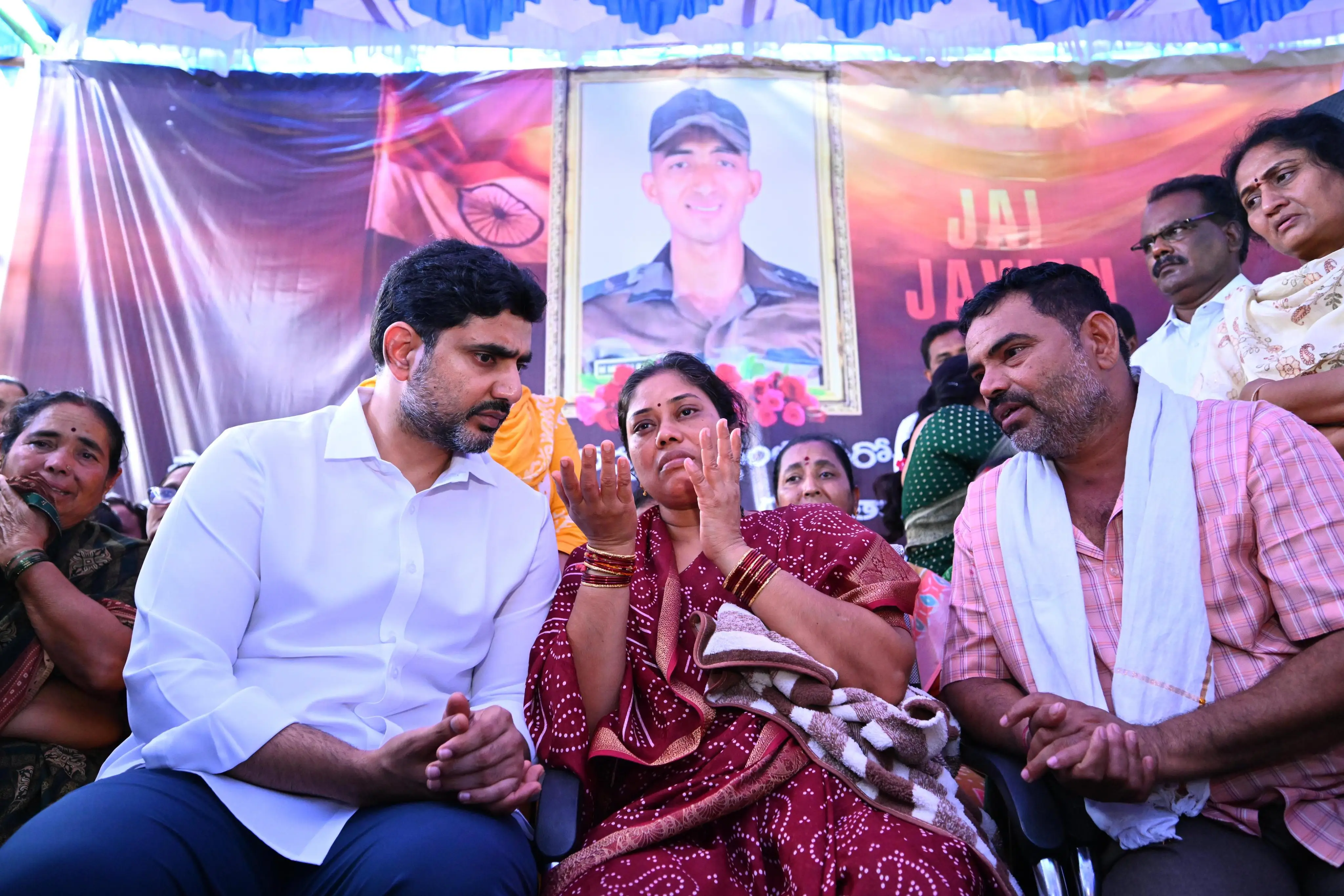 Pawan kalyan and Nara lokesh attends to Jawan Murali Naik Funeral