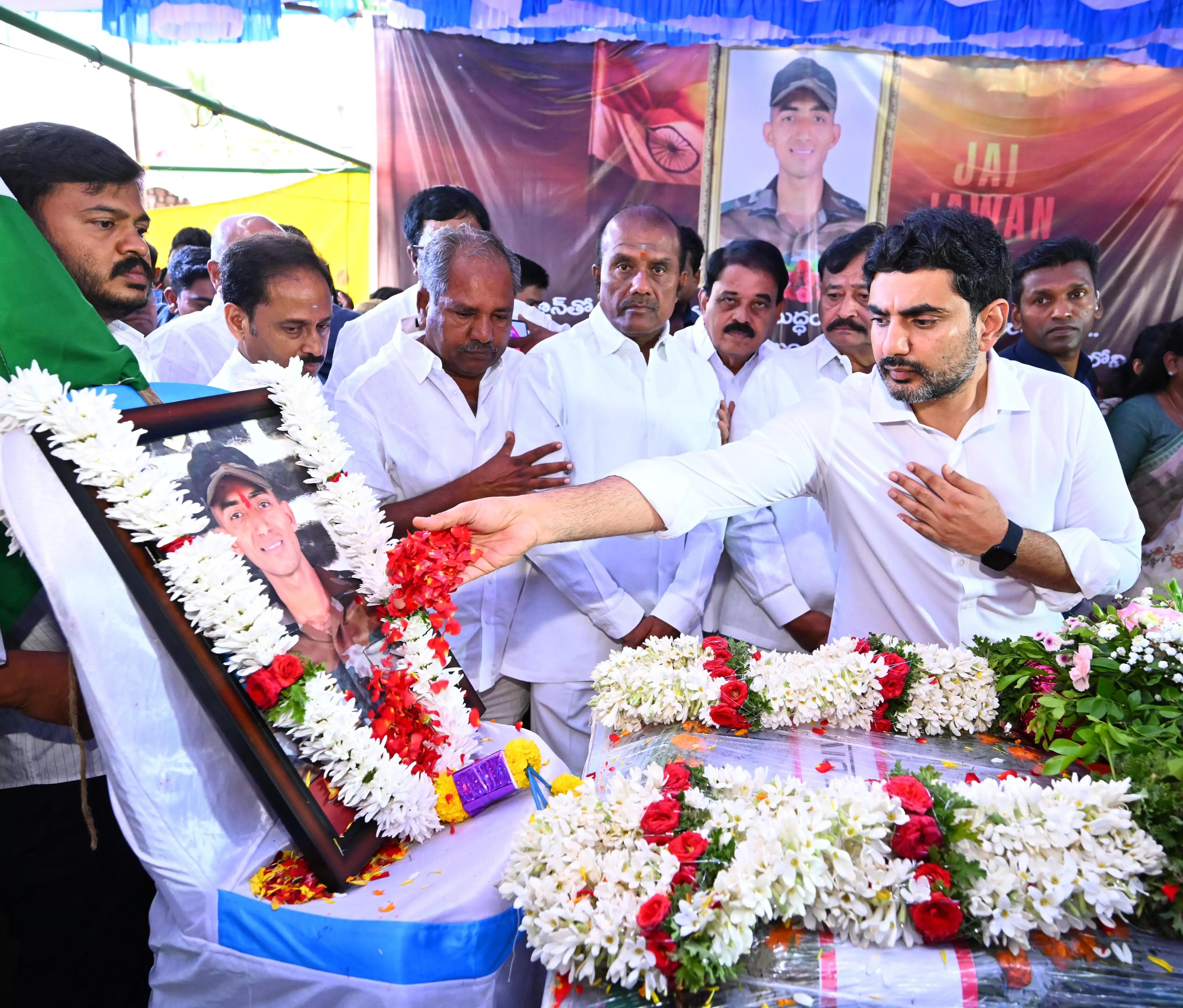 Pawan kalyan and Nara lokesh attends to Jawan Murali Naik Funeral