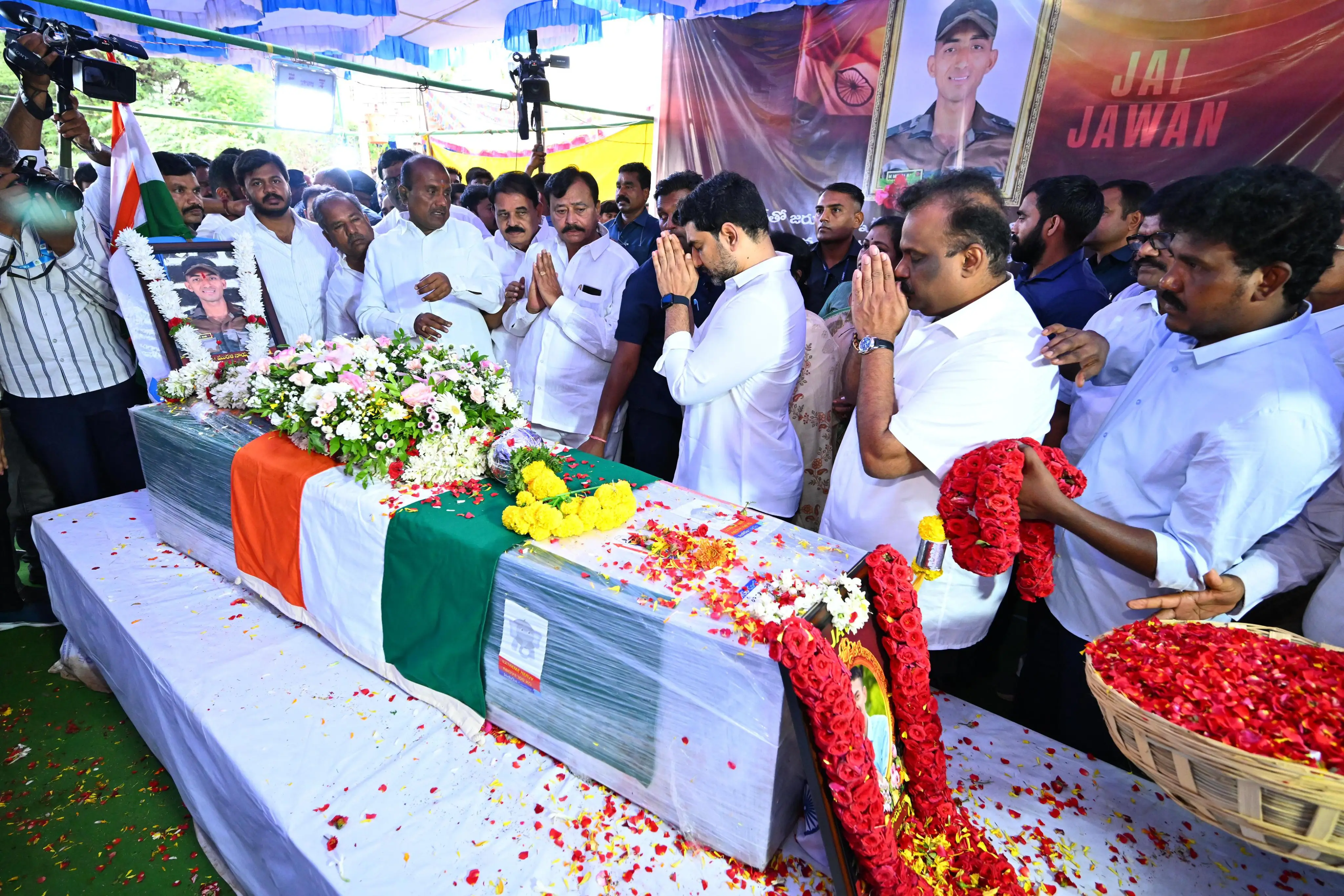 Pawan kalyan and Nara lokesh attends to Jawan Murali Naik Funeral