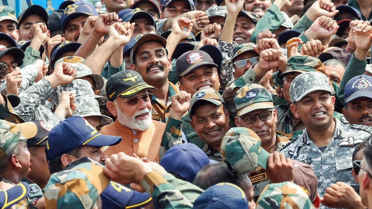 Pm modi interacted with soldiers