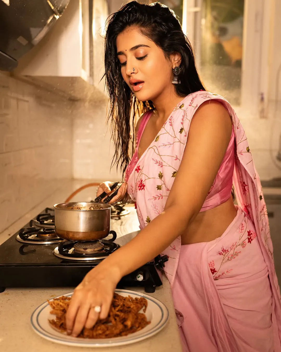 Raashi Singh Stunning Looks in Saree while Food Prepare in Kitchen