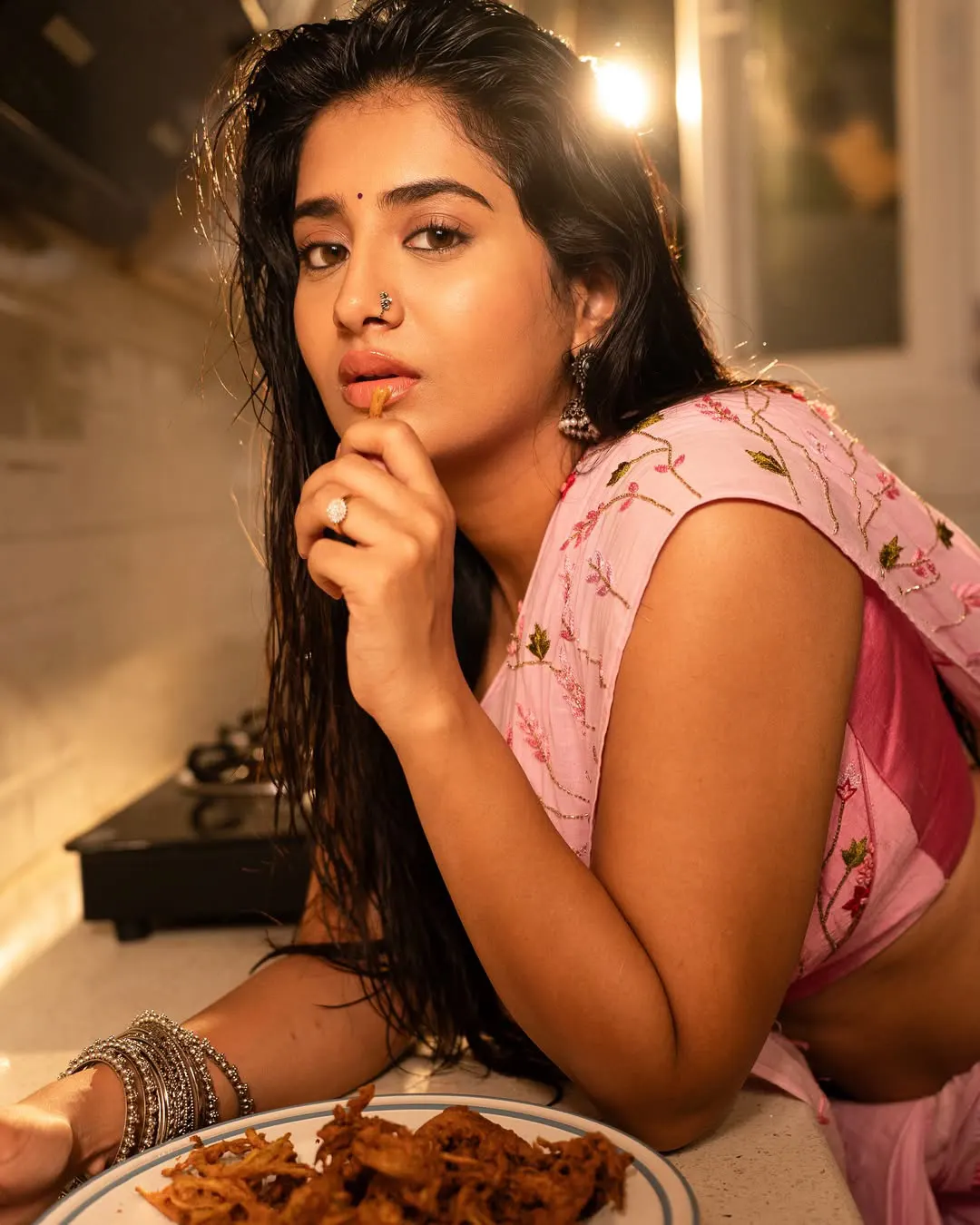 Raashi Singh Stunning Looks in Saree while Food Prepare in Kitchen
