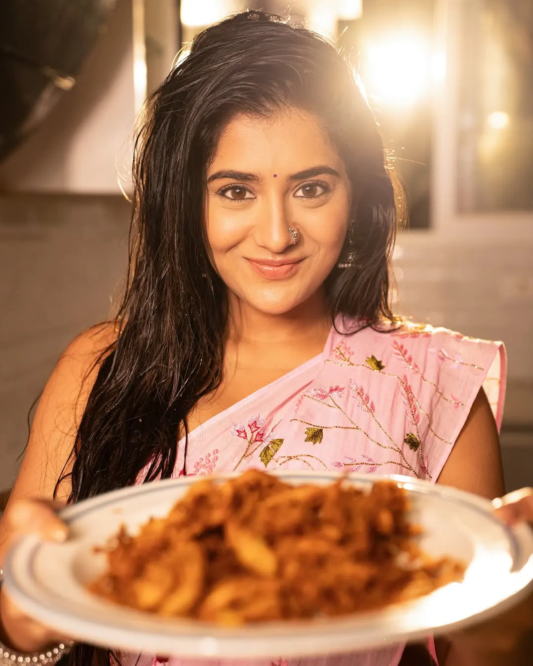 Raashi Singh Stunning Looks in Saree while Food Prepare in Kitchen