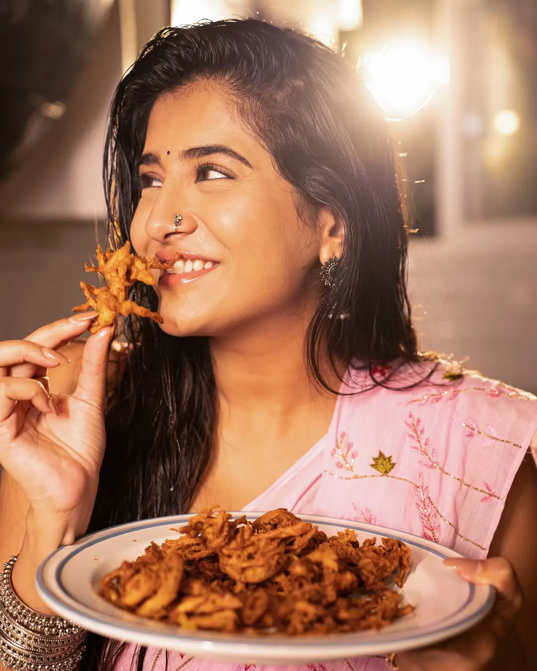 Raashi Singh Stunning Looks in Saree while Food Prepare in Kitchen