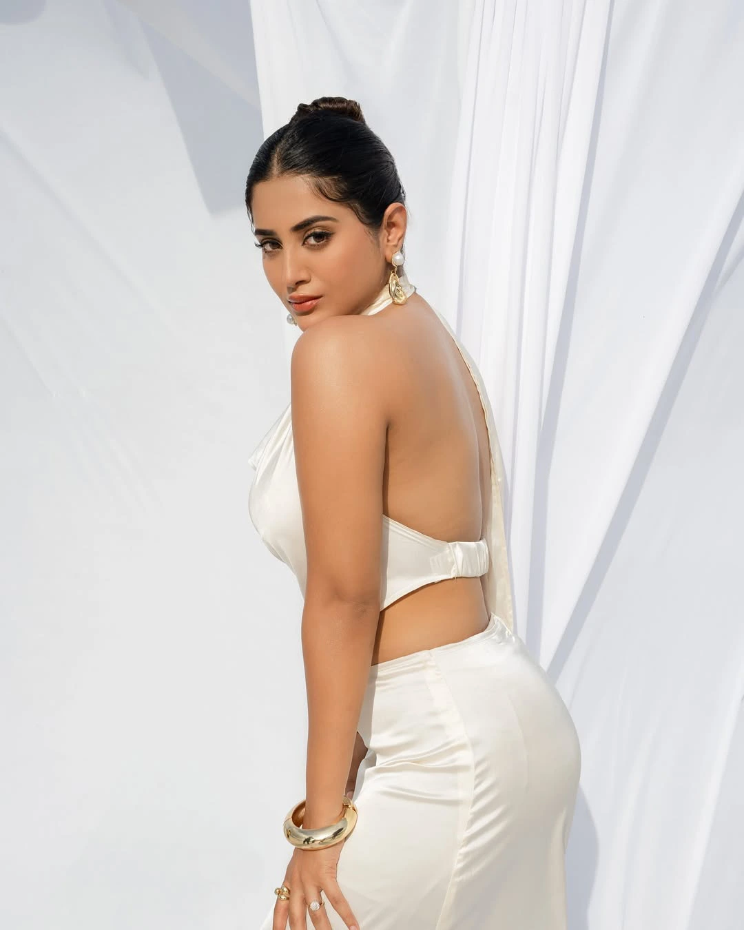 Raashi Singh Ravishing Looks in White Dress